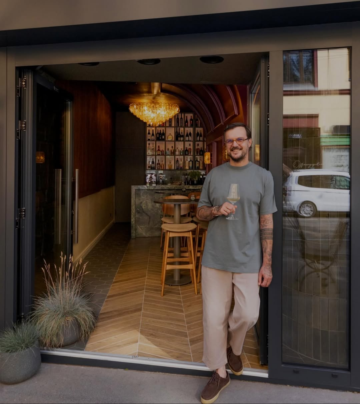 Mario vor seiner Weinbar in Wien